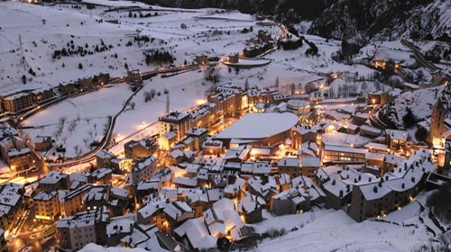 Vista de Canillo, Andorra en la noche